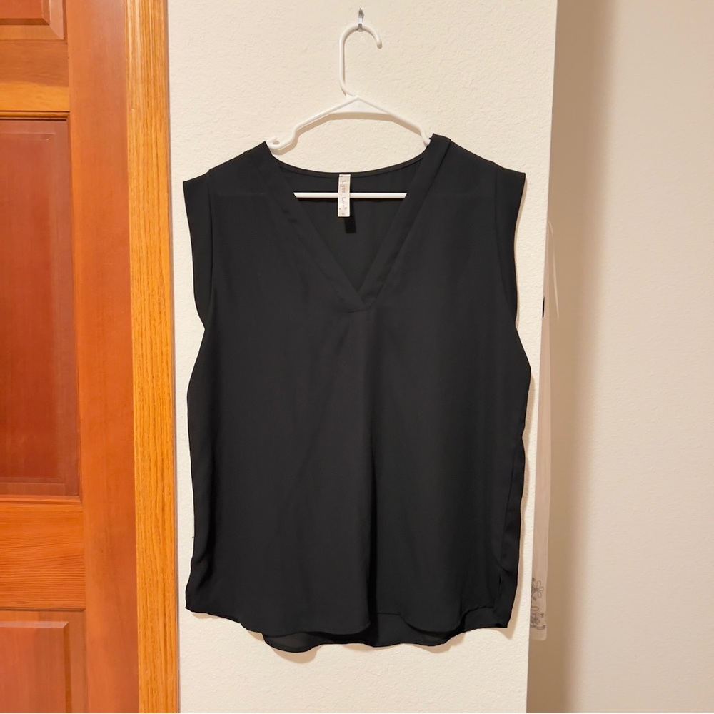 Lyss Loo Black V-Neck Sleeveless Blouse